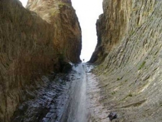 Descent into the gorge 